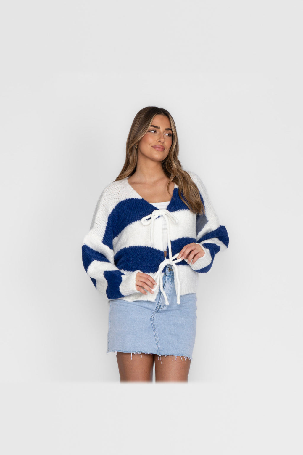 Cárdigan de rayas con escote de pico y lazada en azul marino