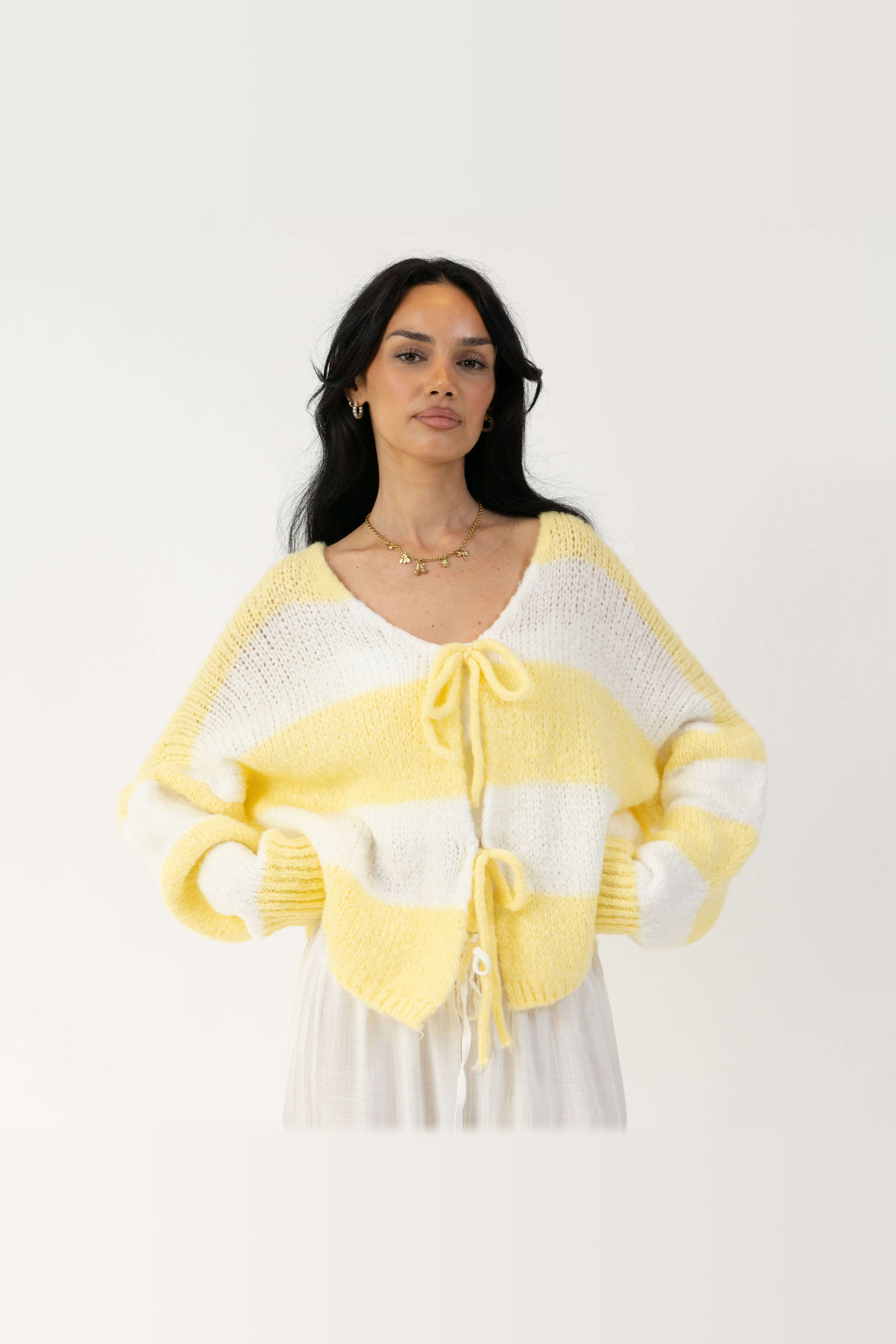 Cárdigan de rayas con escote de pico y lazada en amarillo y blanco