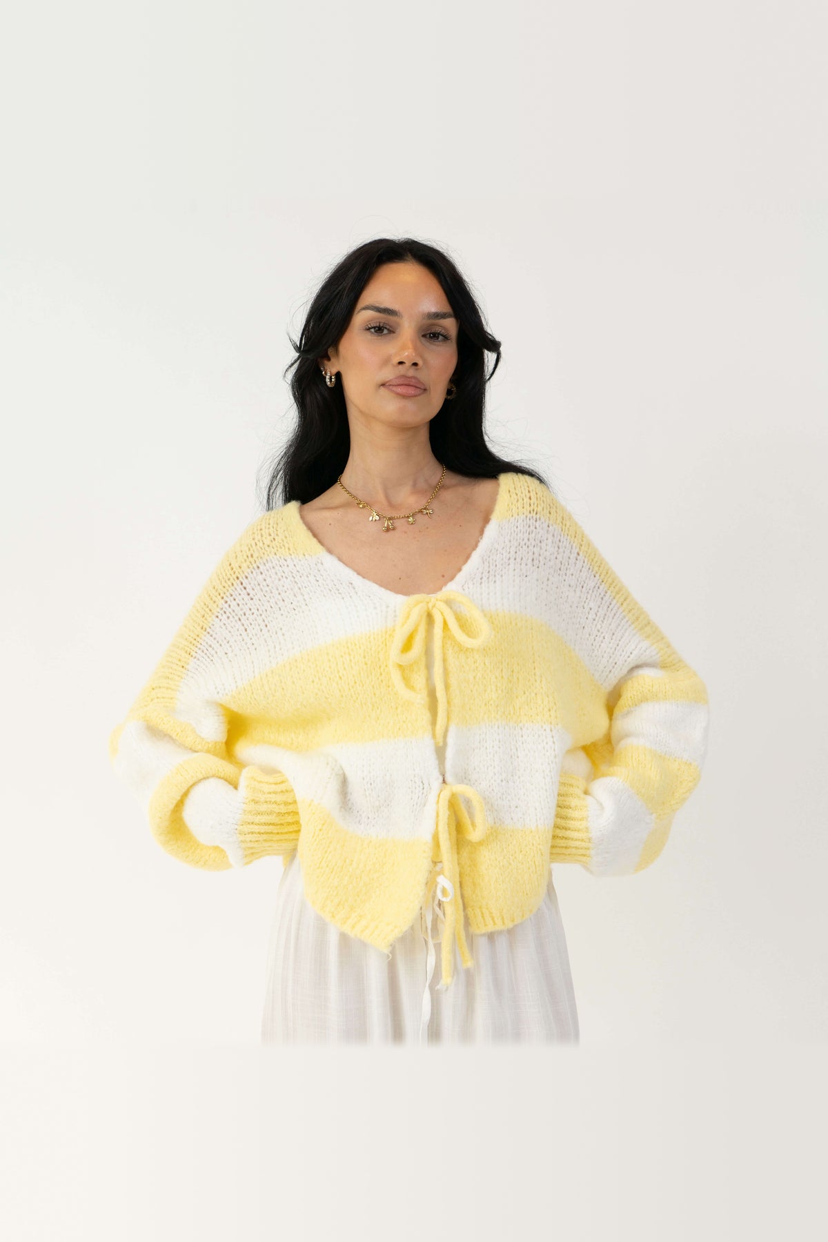 Cárdigan de rayas con escote de pico y lazada en amarillo y blanco