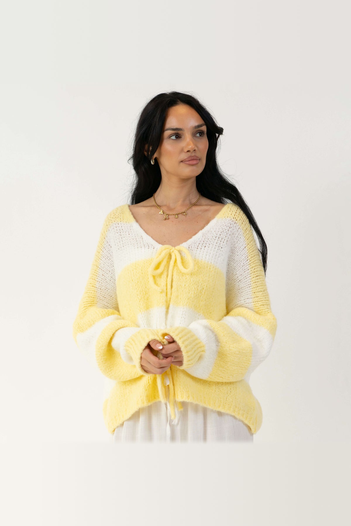Cárdigan de rayas con escote de pico y lazada en amarillo y blanco