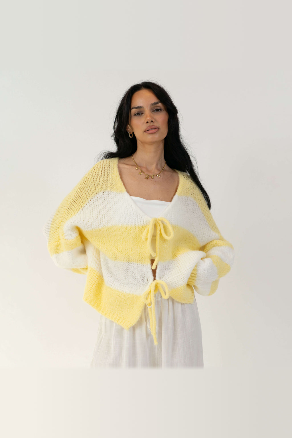 Cárdigan de rayas con escote de pico y lazada en amarillo y blanco