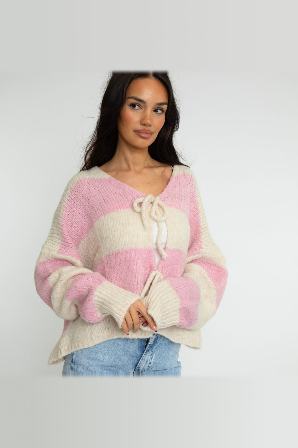 Cárdigan de rayas con escote de pico y lazada en rosa