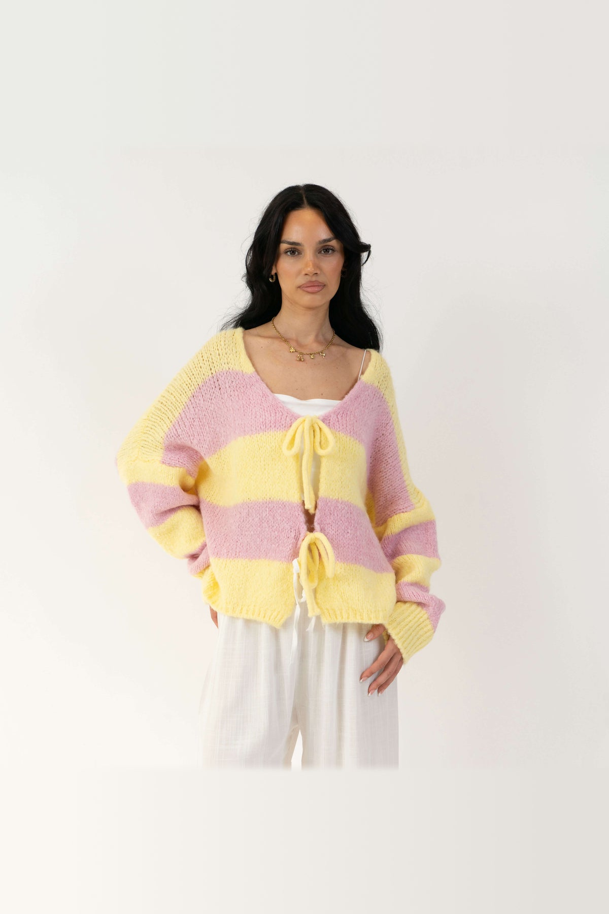Cárdigan de rayas con escote de pico y lazada en amarillo y rosa