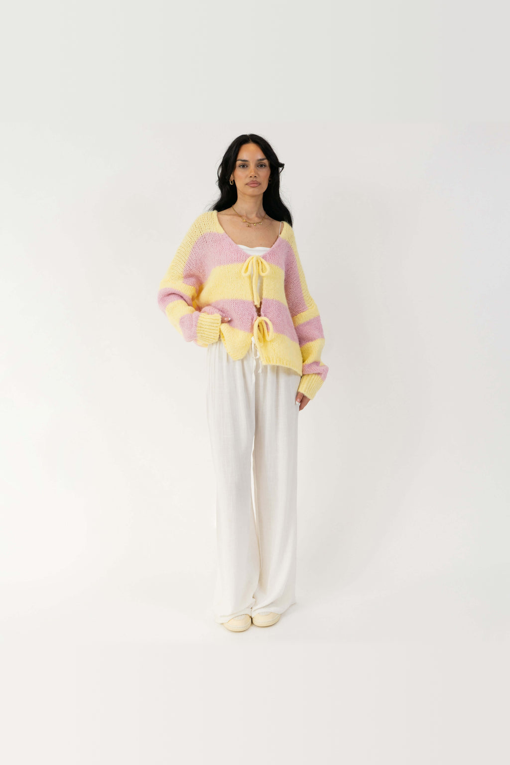 Cárdigan de rayas con escote de pico y lazada en amarillo y rosa