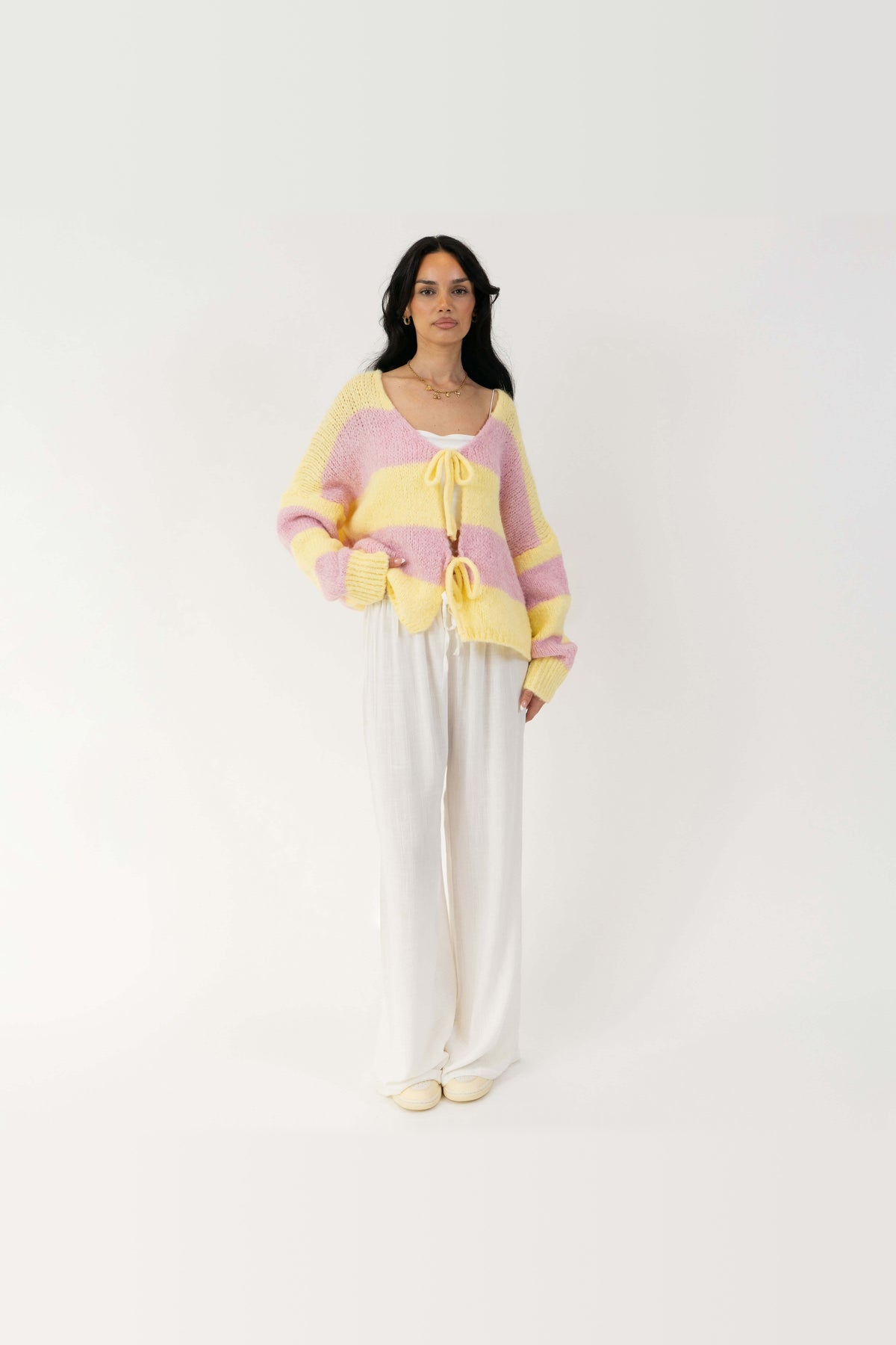 Cárdigan de rayas con escote de pico y lazada en amarillo y rosa