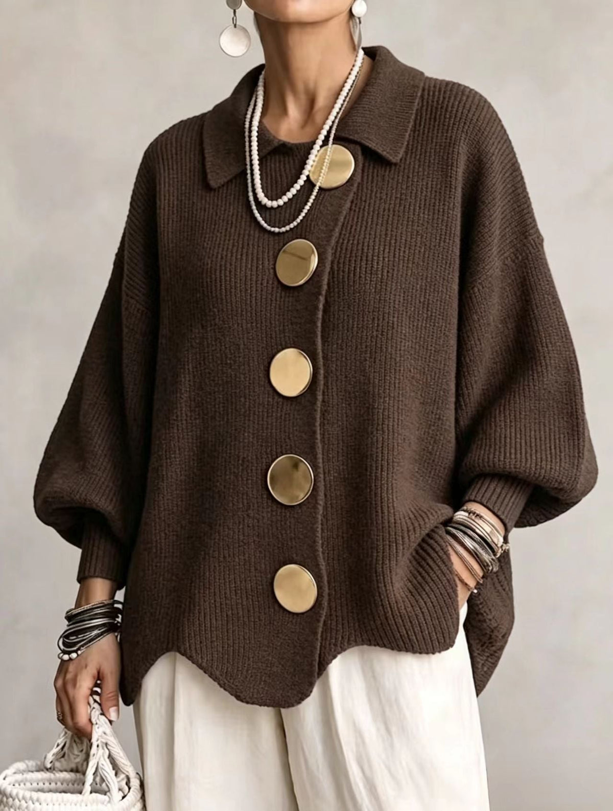Cárdigan oversize con cuello y botones metálicos en marrón oscuro