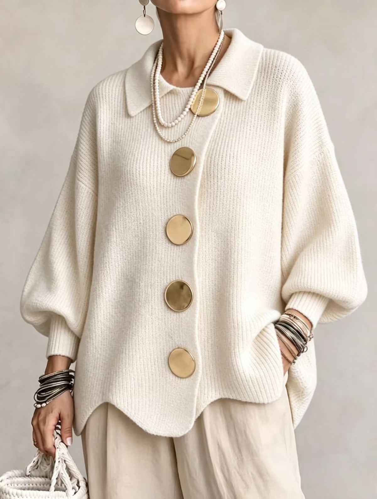 Cárdigan oversize con cuello y botones metálicos en marfil