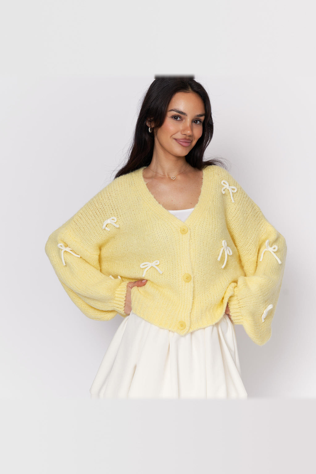 Cárdigan oversize con lacitos en amarillo con lazos blancos