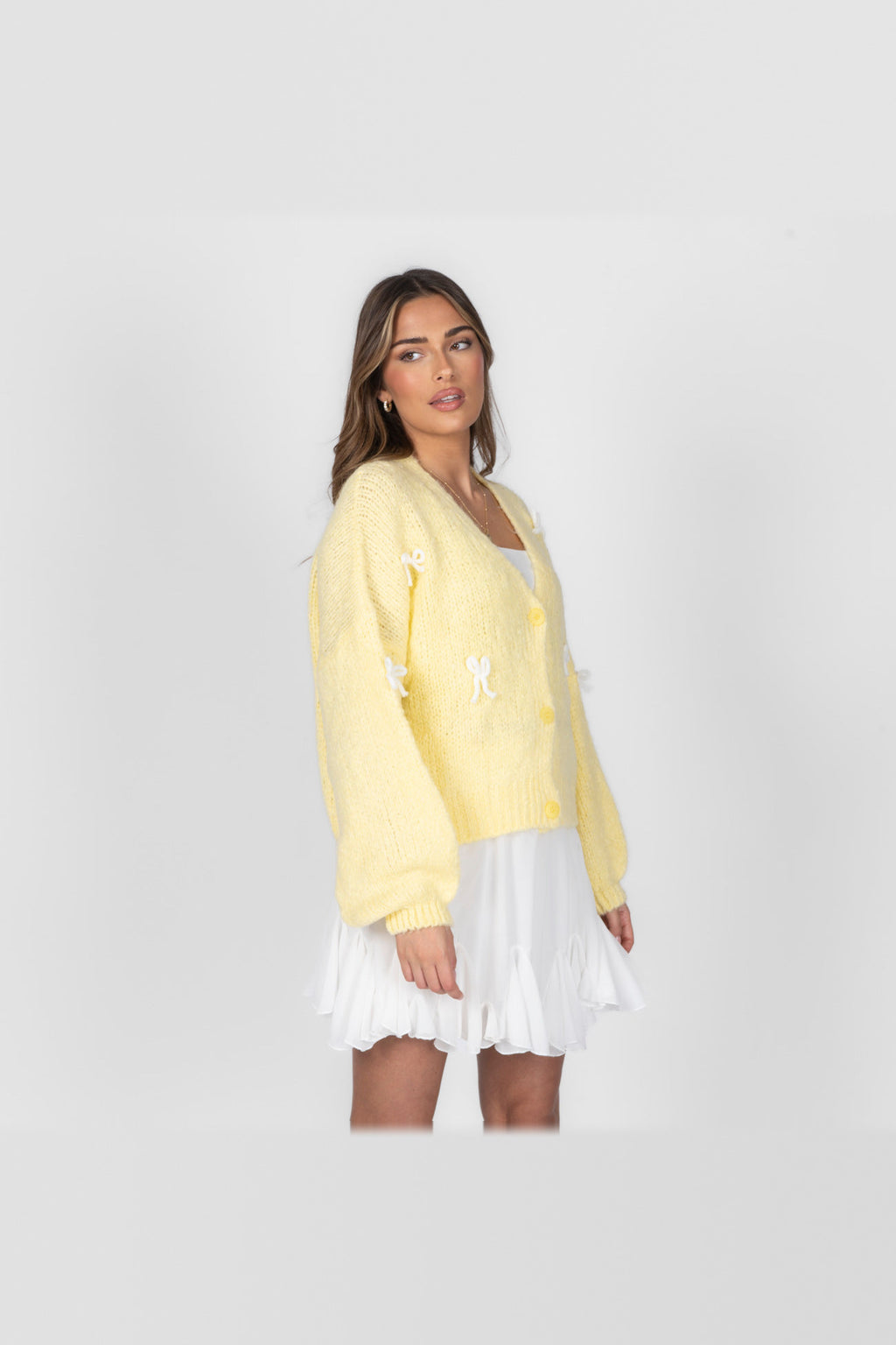 Cárdigan oversize con lacitos en amarillo con lazos blancos