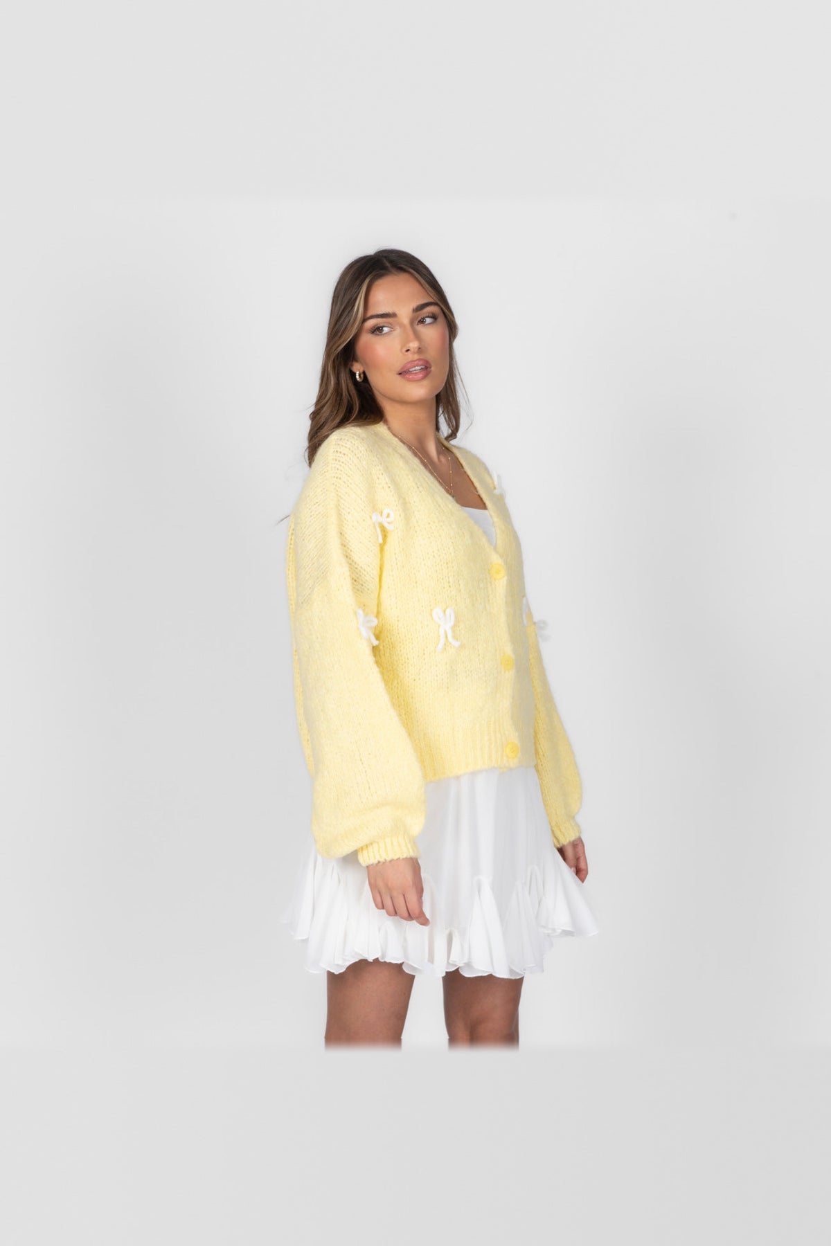 Cárdigan oversize con lacitos en amarillo con lazos blancos