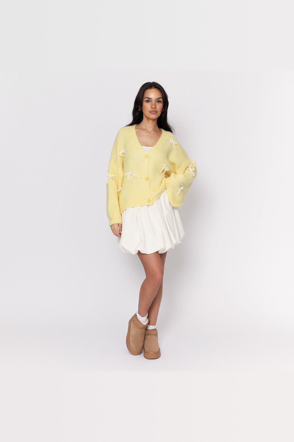 Cárdigan oversize con lacitos en amarillo con lazos blancos