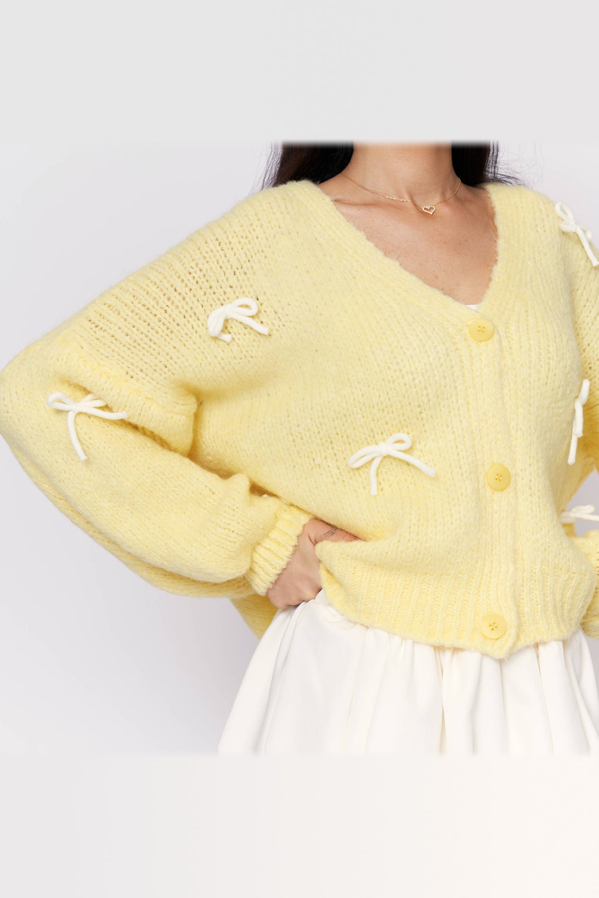 Cárdigan oversize con lacitos en amarillo con lazos blancos