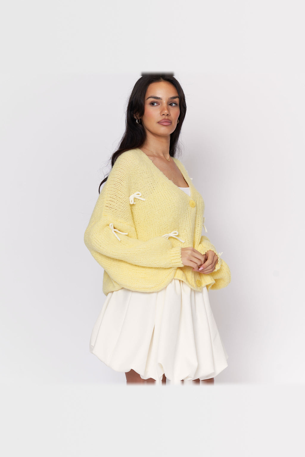Cárdigan oversize con lacitos en amarillo con lazos blancos