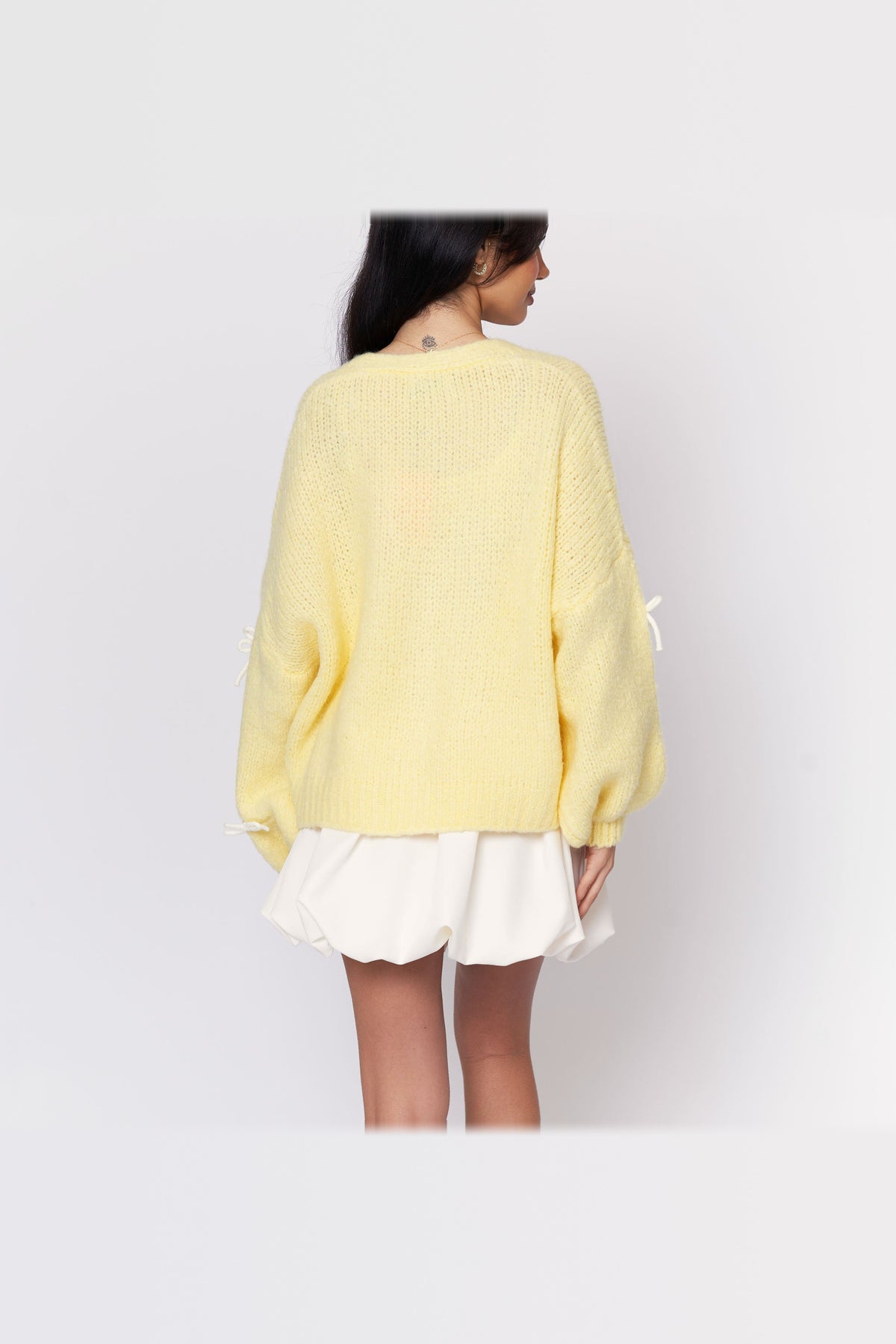 Cárdigan oversize con lacitos en amarillo con lazos blancos