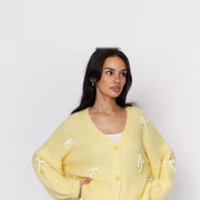 Amarillo con lazos blancos