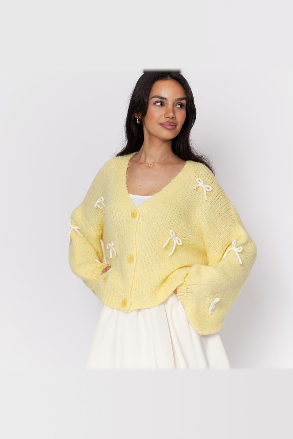 Cárdigan oversize con lacitos en amarillo con lazos blancos