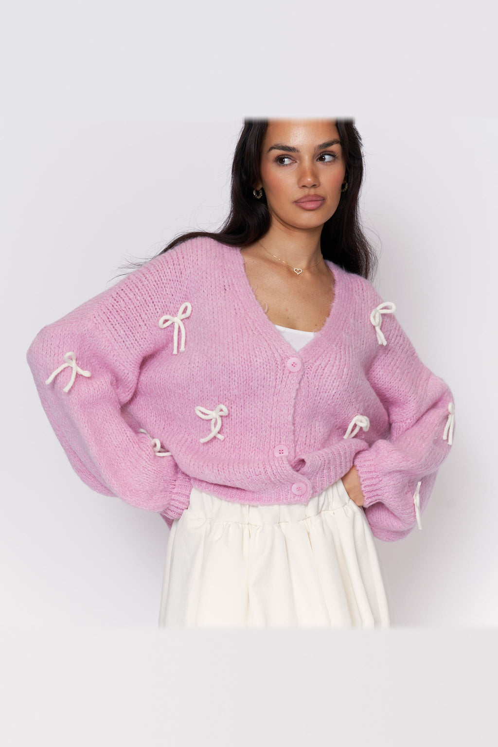 Cárdigan oversize con lacitos en rosa con lazos blancos