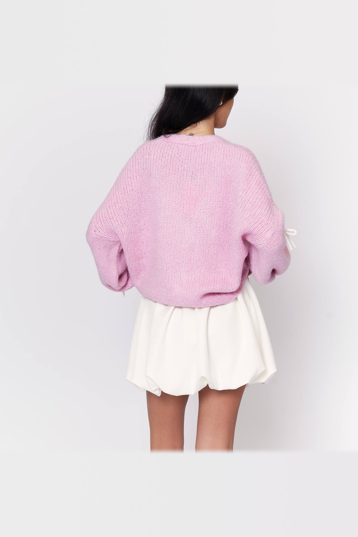 Cárdigan oversize con lacitos en rosa con lazos blancos