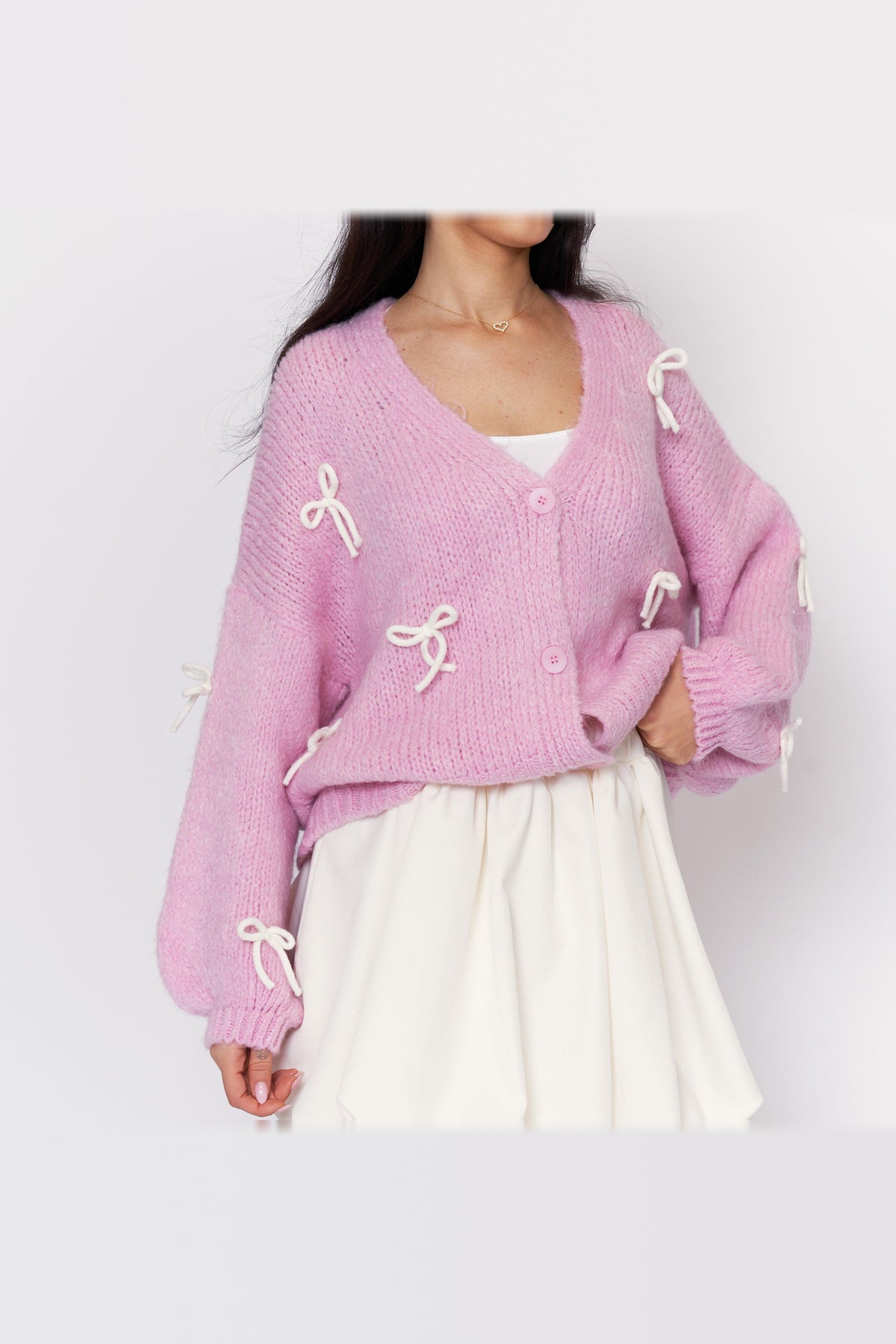 Cárdigan oversize con lacitos en rosa con lazos blancos