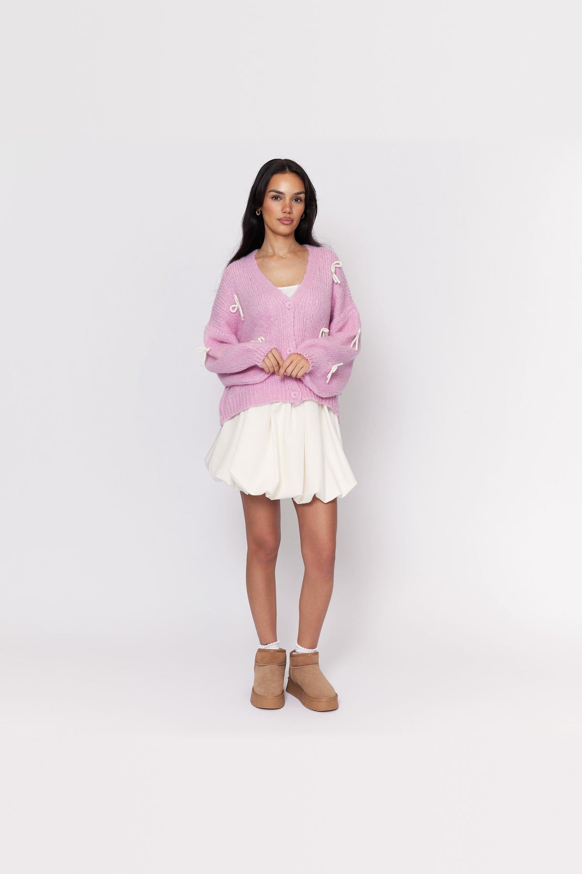 Cárdigan oversize con lacitos en rosa con lazos blancos