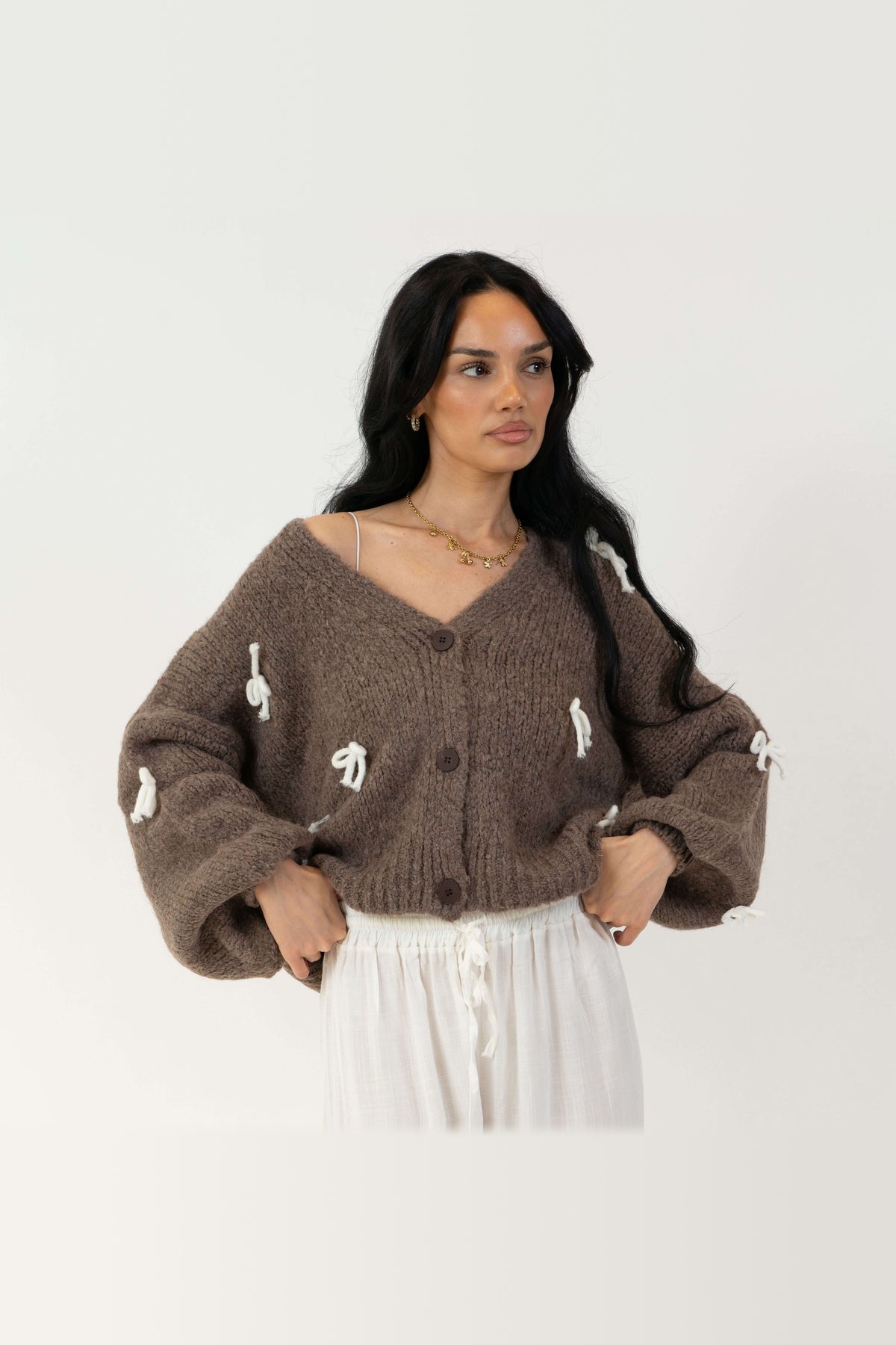 Cárdigan oversize con lacitos en marrón con lazos blancos