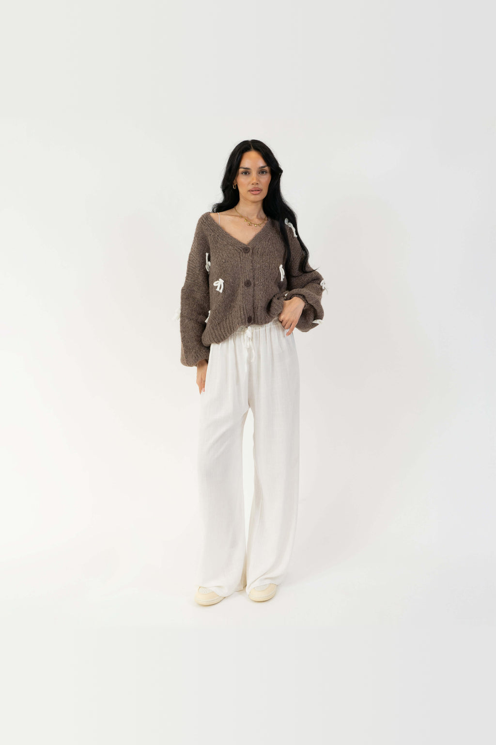 Cárdigan oversize con lacitos en marrón con lazos blancos
