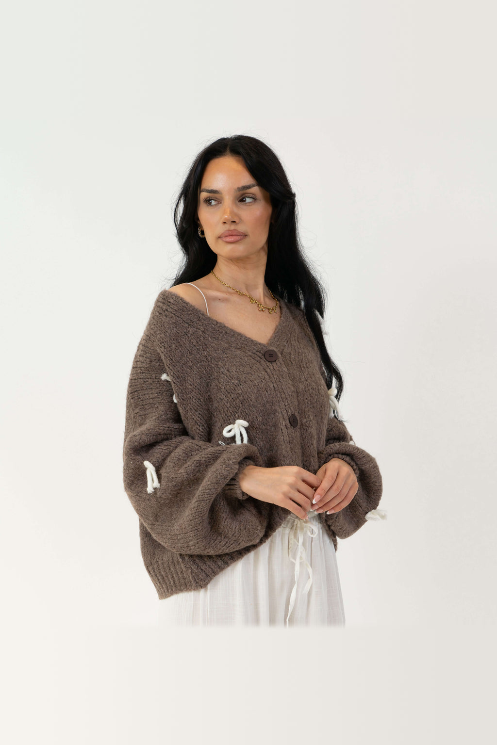 Cárdigan oversize con lacitos en marrón con lazos blancos