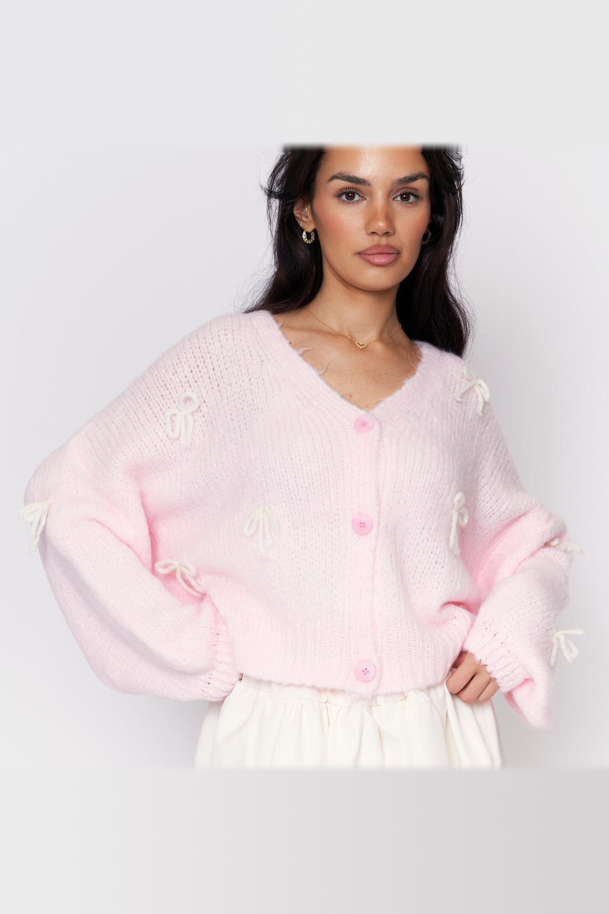 Cárdigan oversize con lacitos en rosa empolvado con lazos blancos