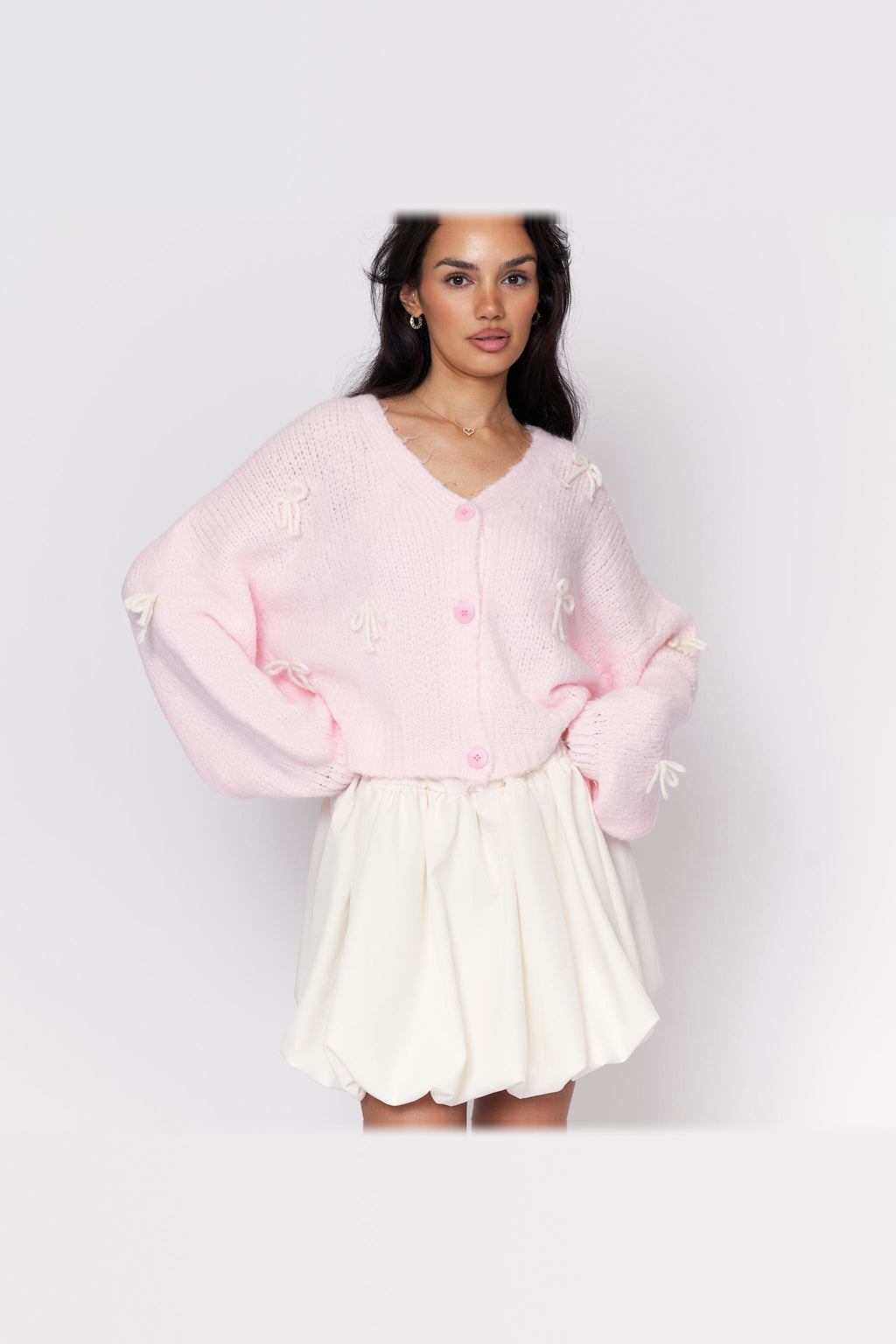 Cárdigan oversize con lacitos en rosa empolvado con lazos blancos