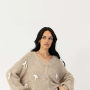 Beige con lazos blancos