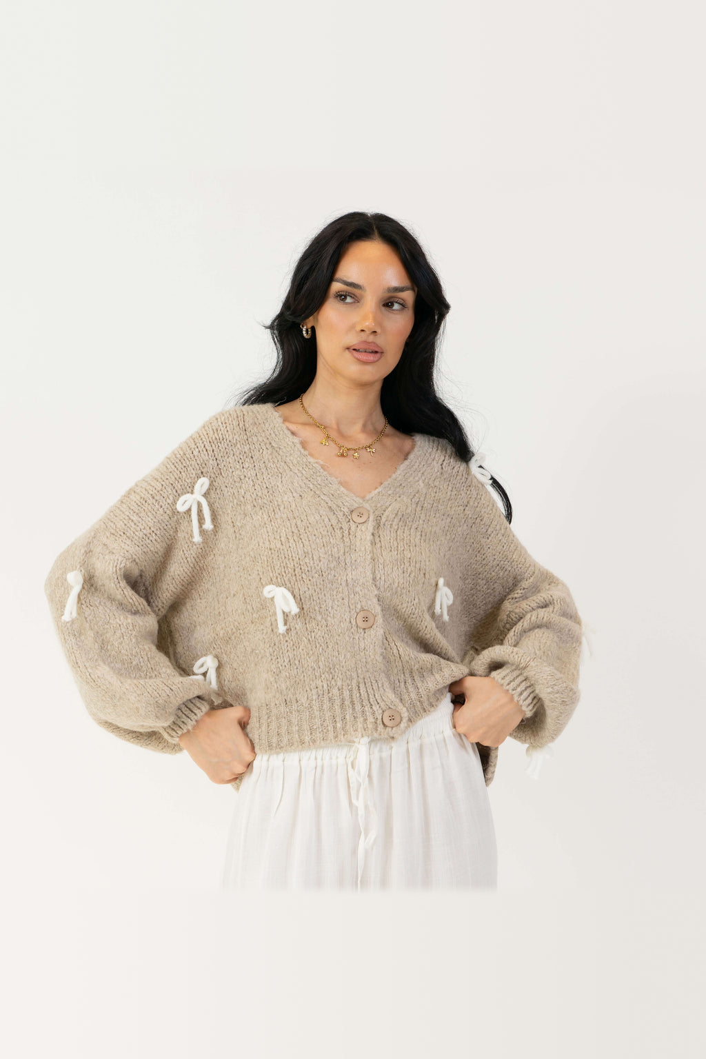 Cárdigan oversize con lacitos en beige con lazos blancos