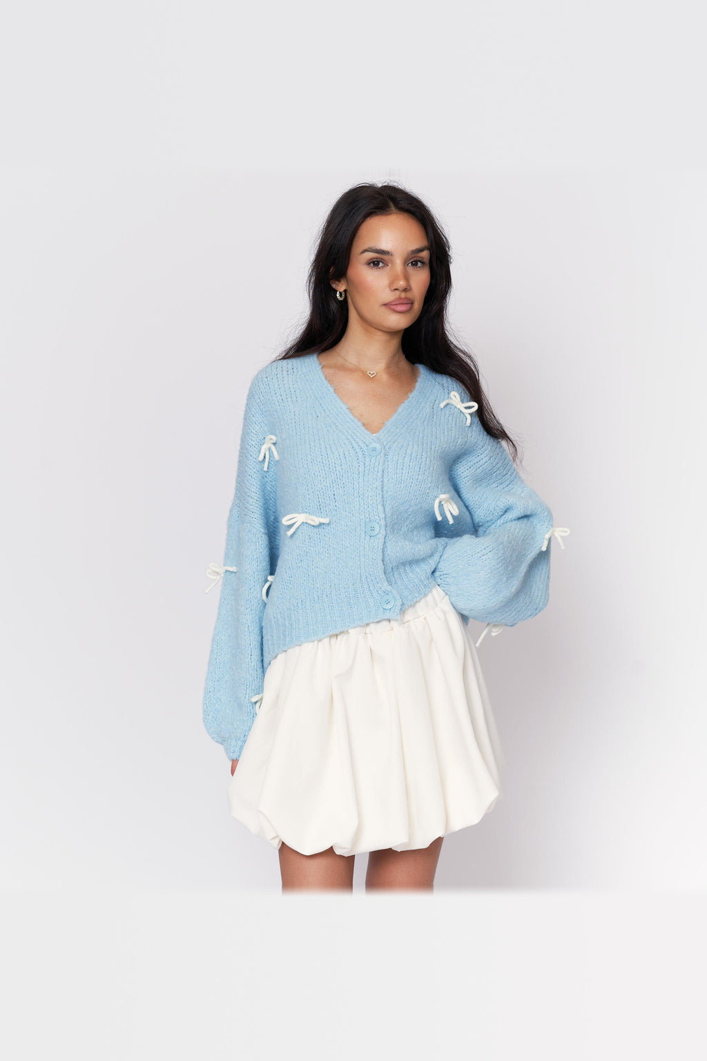 Cárdigan oversize con lacitos en azul bebé con lazos blancos