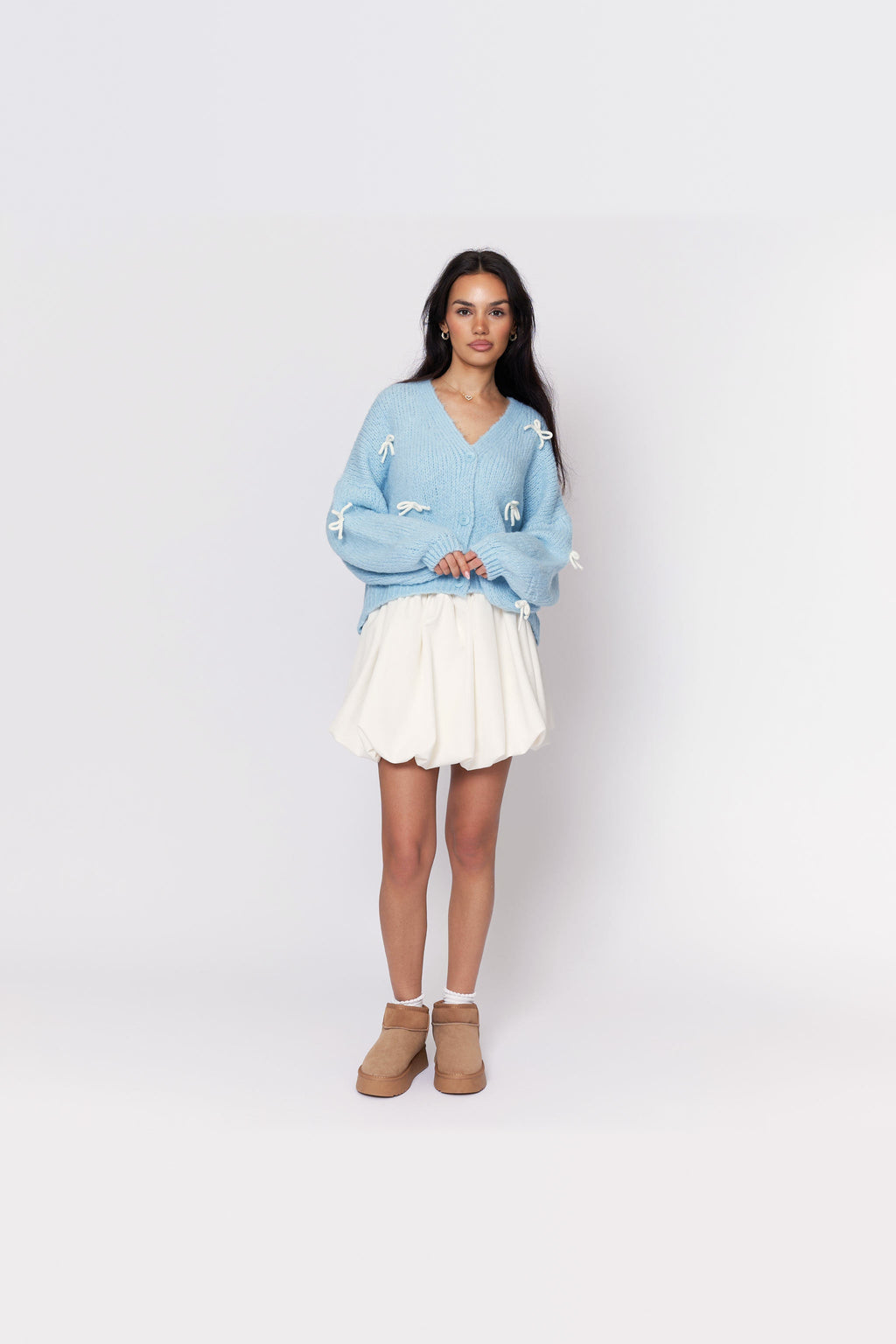 Cárdigan oversize con lacitos en azul bebé con lazos blancos
