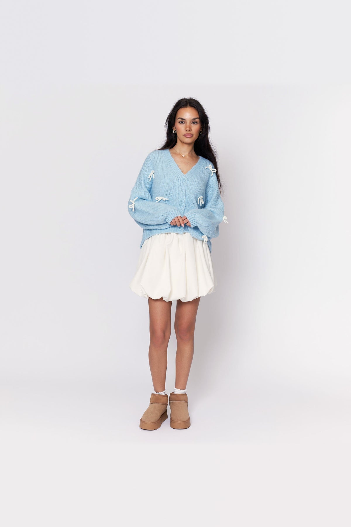 Cárdigan oversize con lacitos en azul bebé con lazos blancos