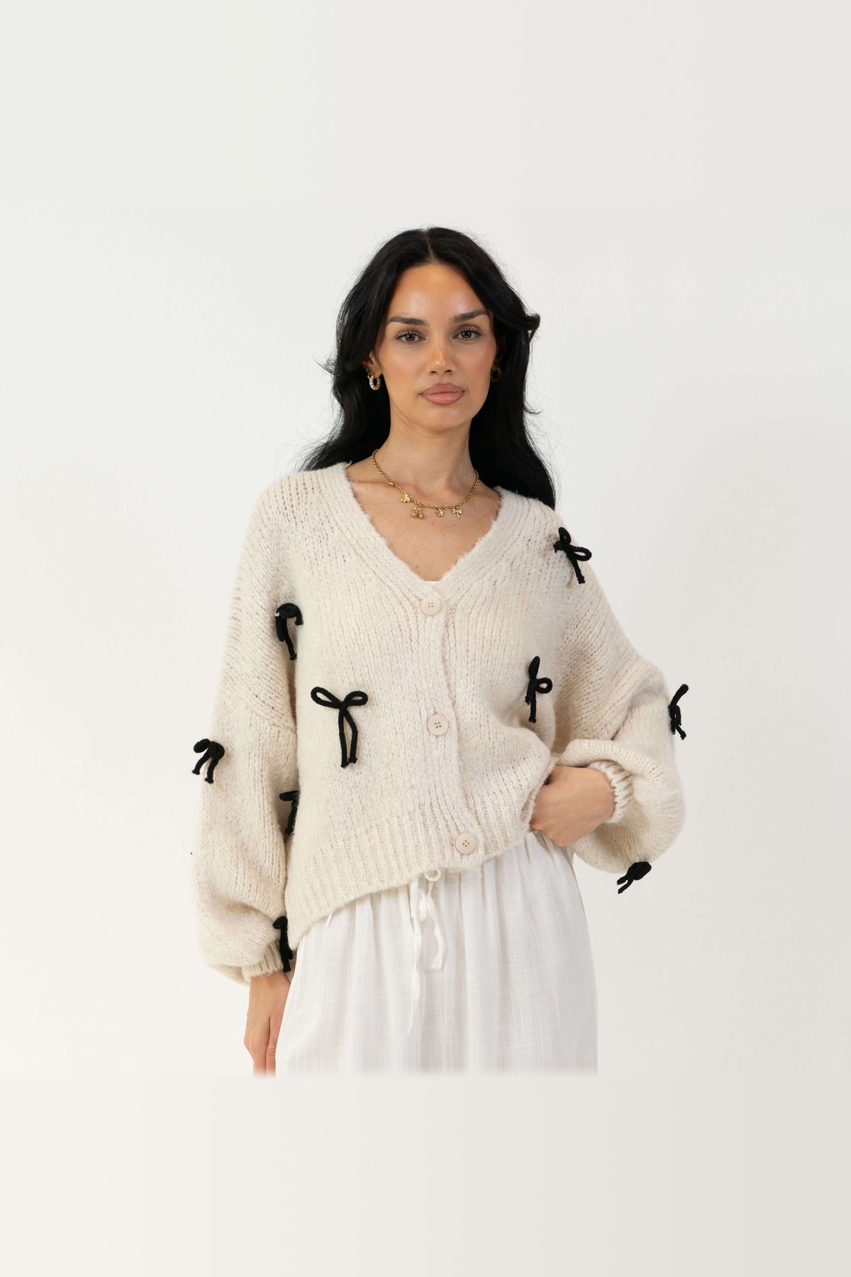 Cárdigan oversize con lacitos en crema con lazos negros