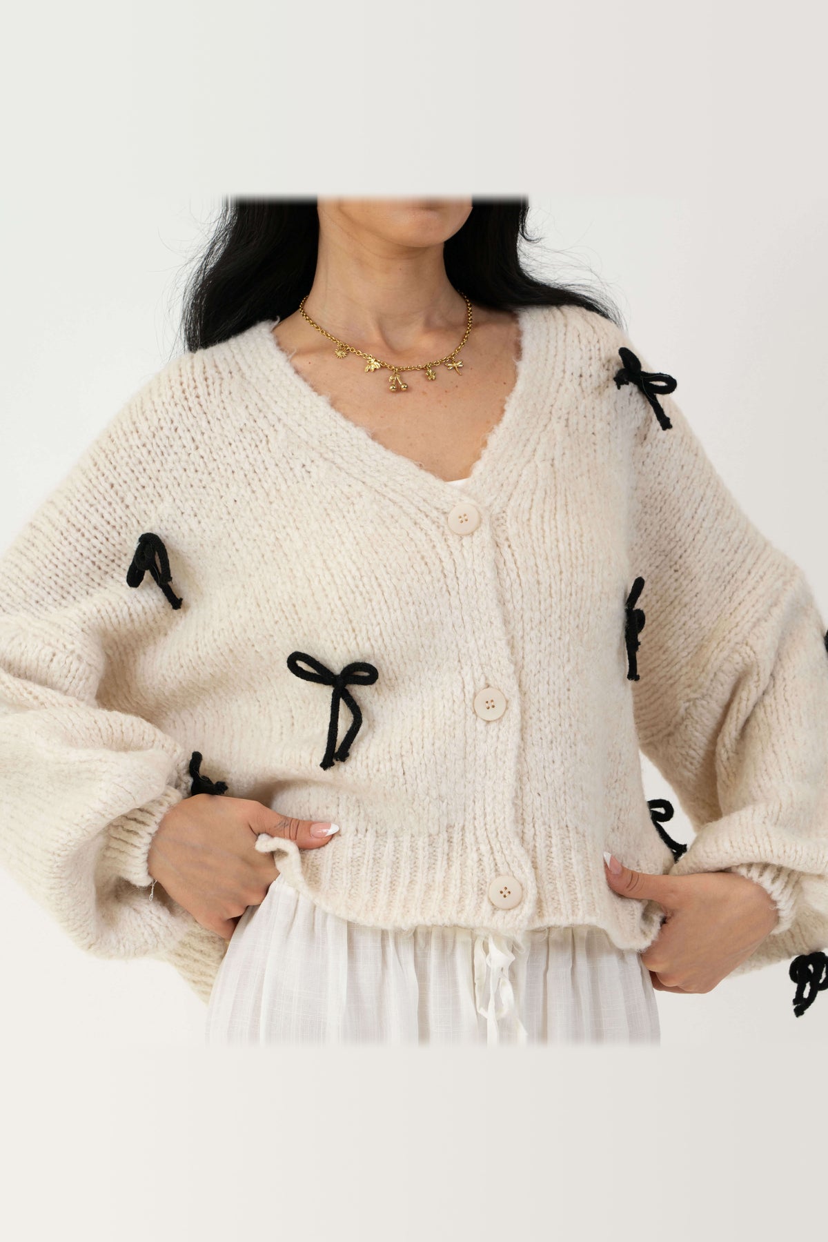 Cárdigan oversize con lacitos en crema con lazos negros