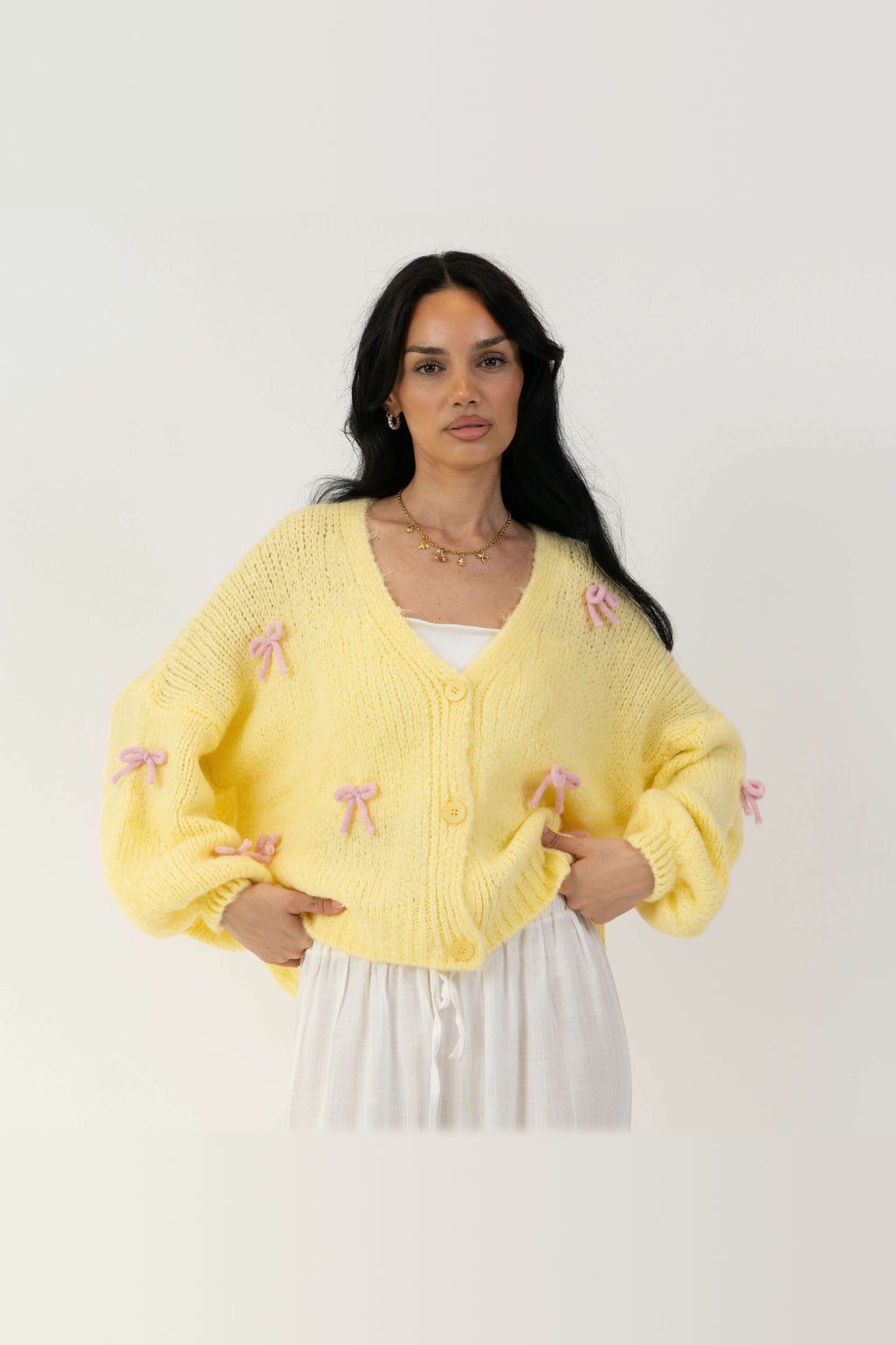 Cárdigan oversize con lacitos en amarillo con lazos rosa