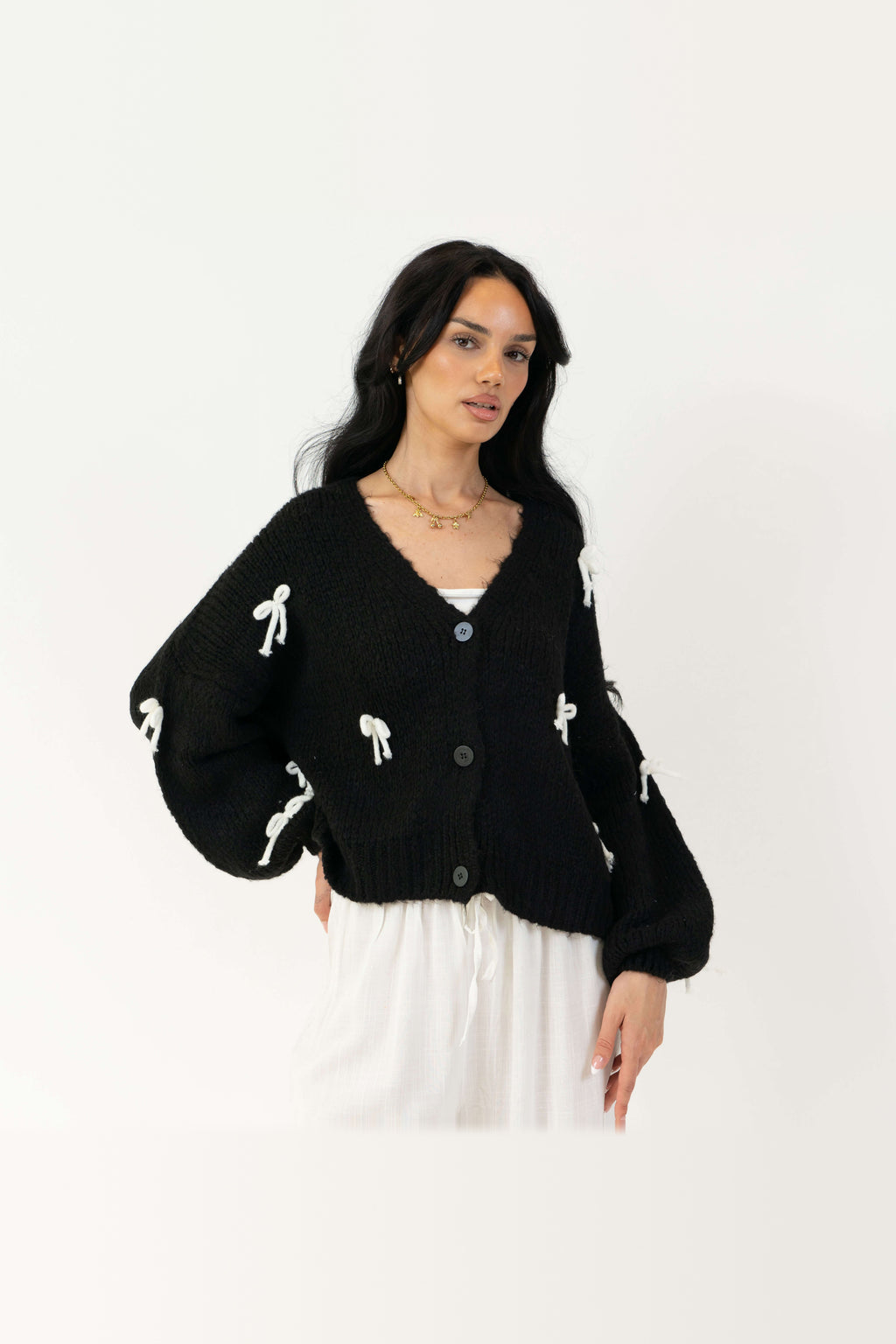 Cárdigan oversize con lacitos en negro con lazos blancos