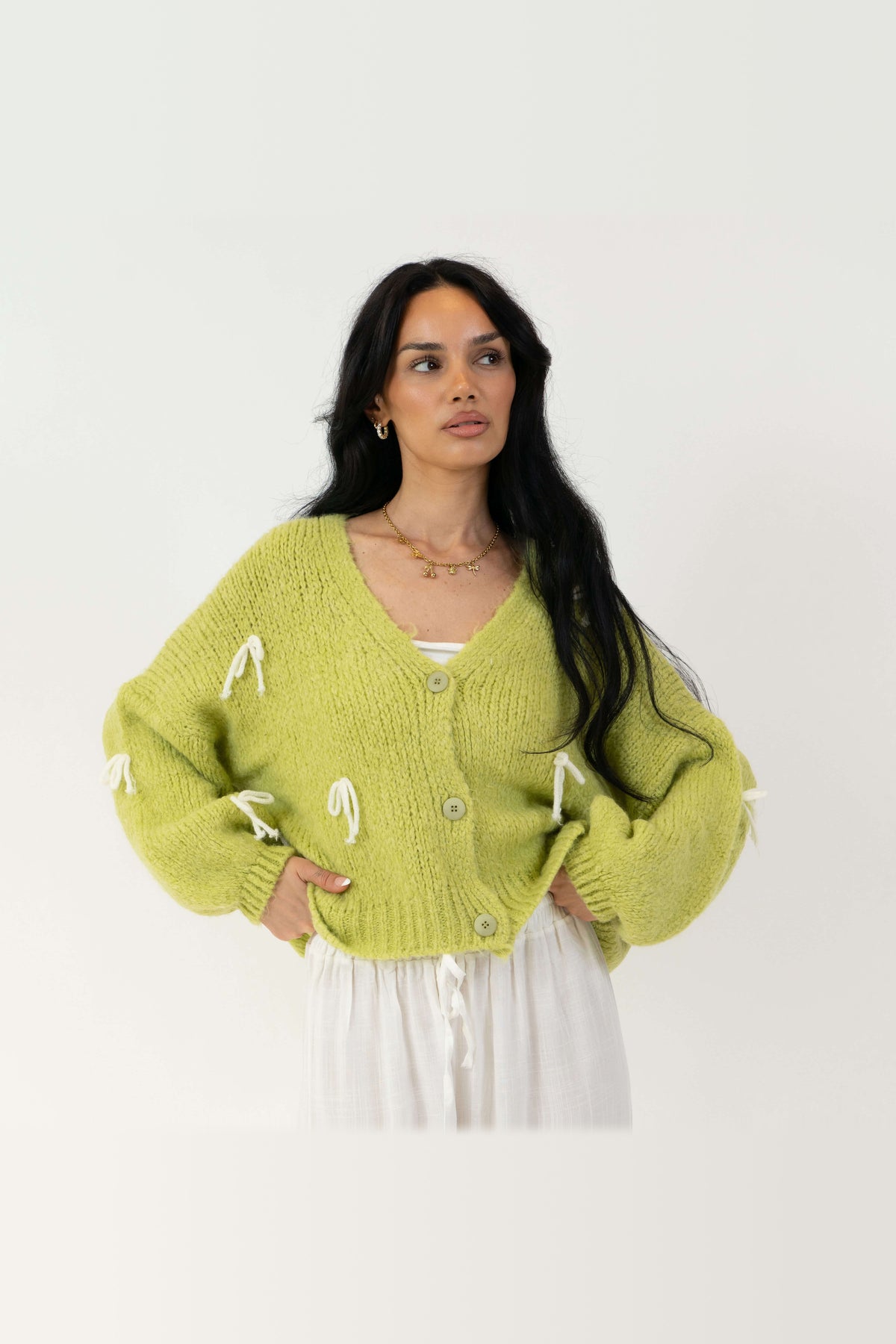 Cárdigan oversize con lacitos en verde con lazos blancos