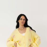 Amarillo con lazos rosa