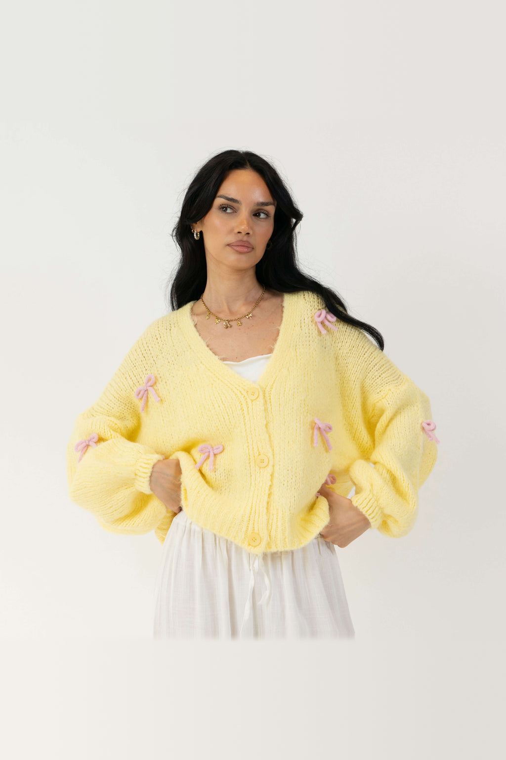 Cárdigan oversize con lacitos en amarillo con lazos rosa