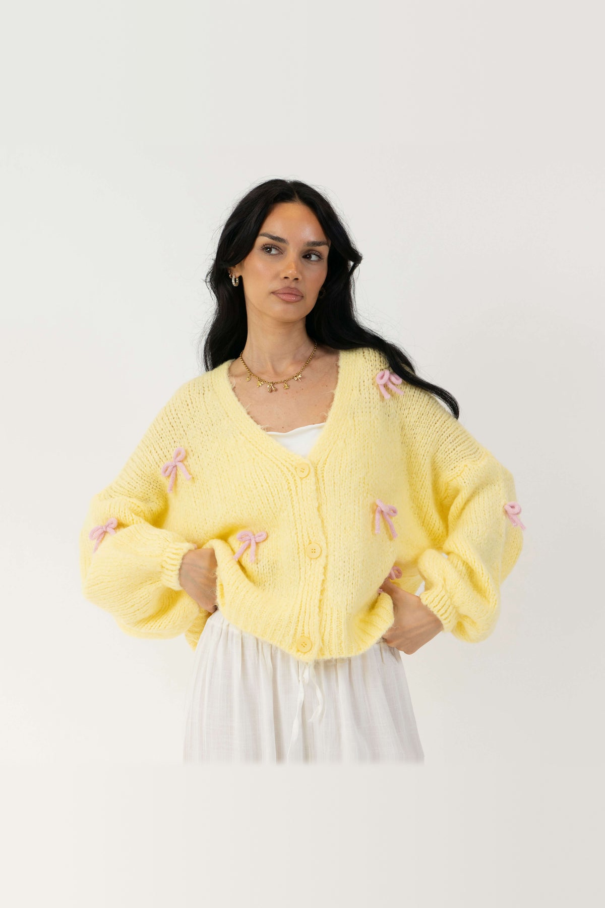 Cárdigan oversize con lacitos en amarillo con lazos rosa
