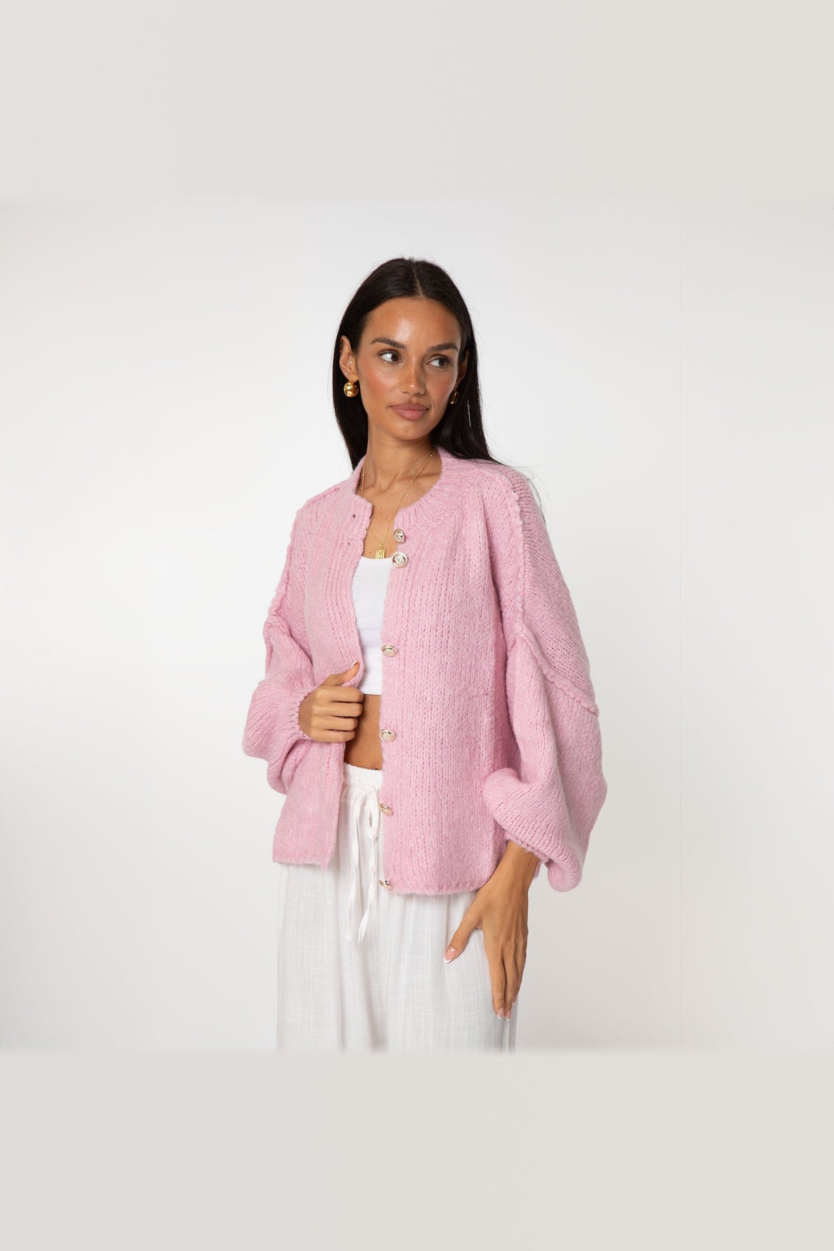 Cárdigan oversize corto de punto grueso con botones dorados en rosa