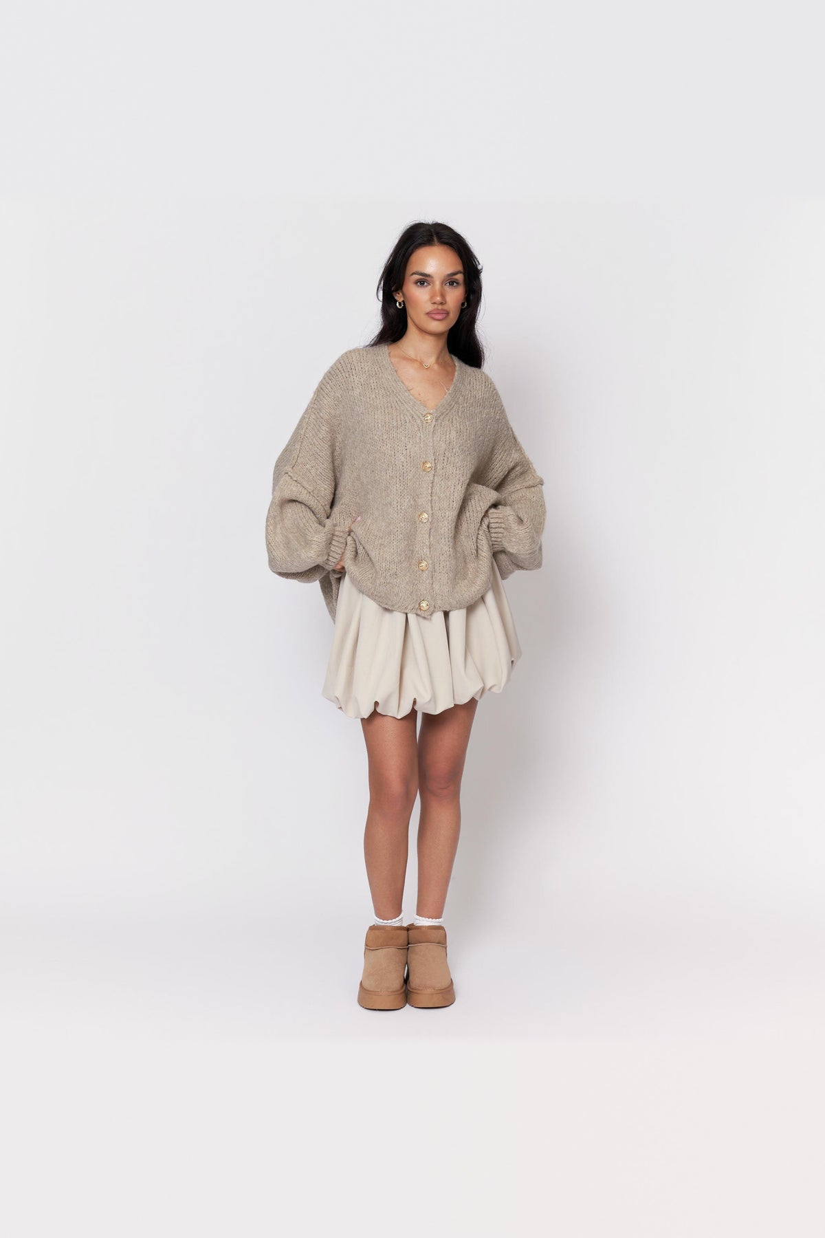 Cárdigan oversize de punto con escote de pico en beige