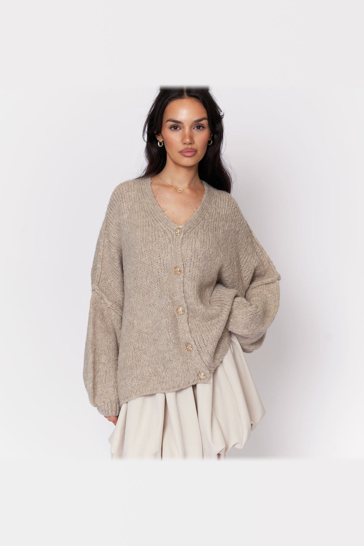 Cárdigan oversize de punto con escote de pico en beige