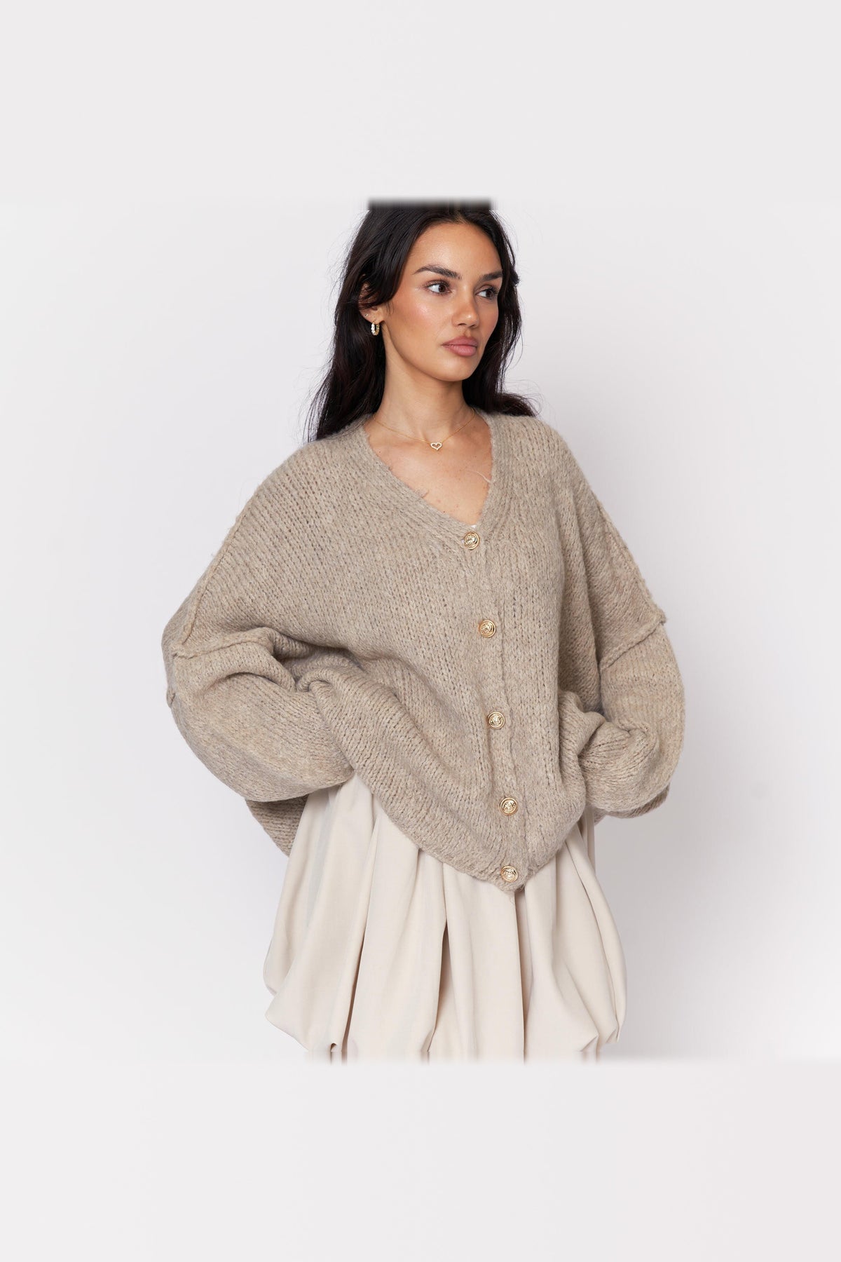 Cárdigan oversize de punto con escote de pico en beige