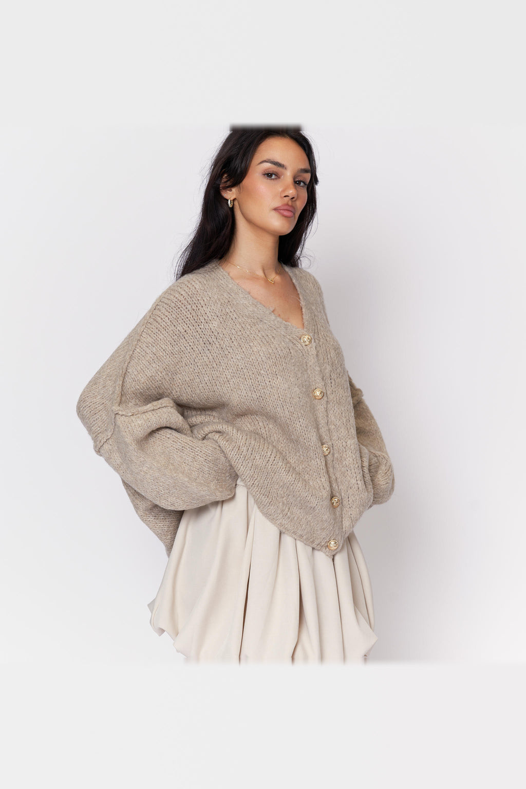 Cárdigan oversize de punto con escote de pico en beige