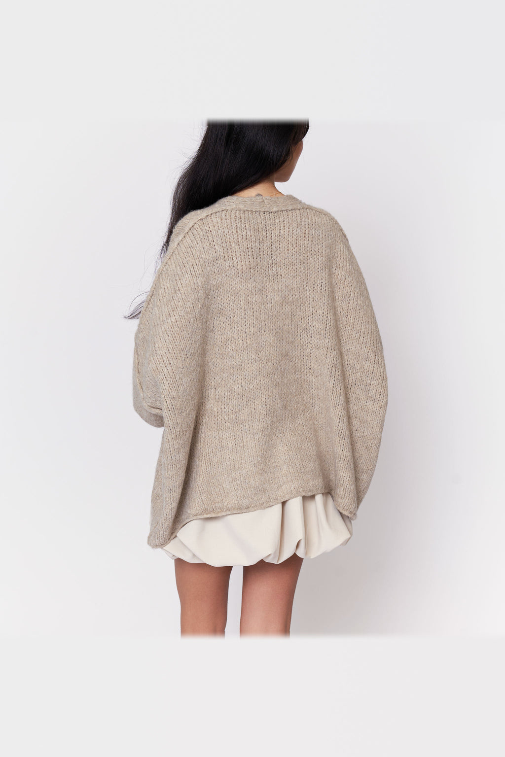 Cárdigan oversize de punto con escote de pico en beige