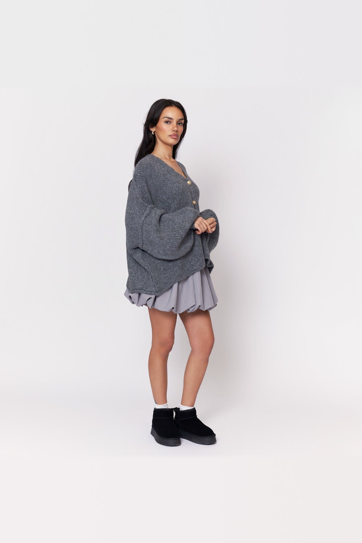 Cárdigan oversize de punto con escote de pico en gris