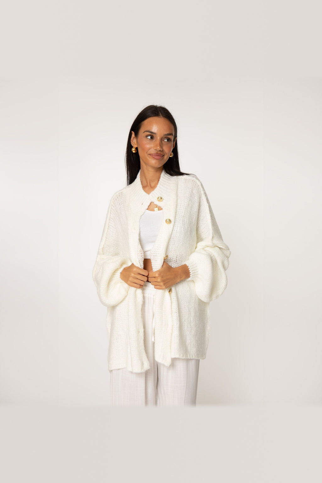 Cárdigan oversize de punto grueso con botones dorados en blanco